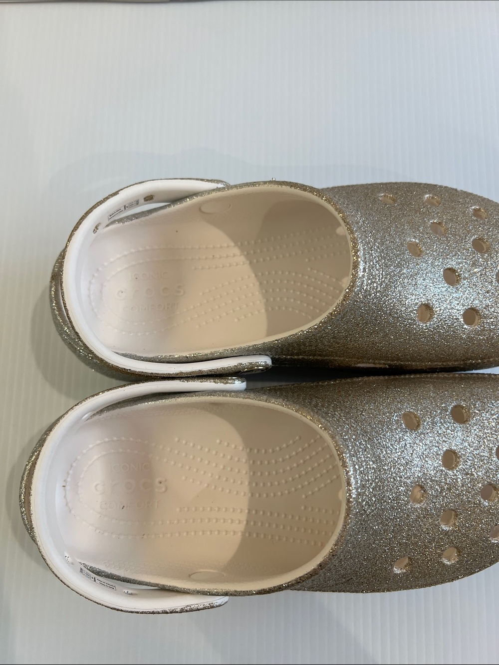 New With No Tag Women’s Glitter Crocs Sandal in Gold & Silver in Size 10 - Picture 2 of 6